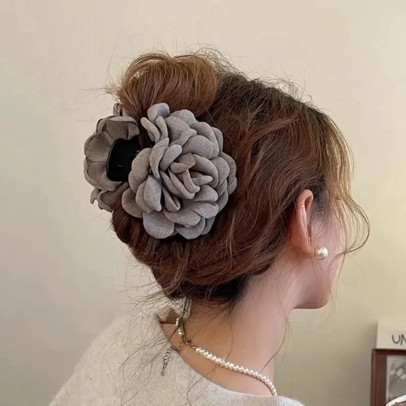 Travel Accessories Aesthetic - Kẹp tóc hình hoa hồng bằng